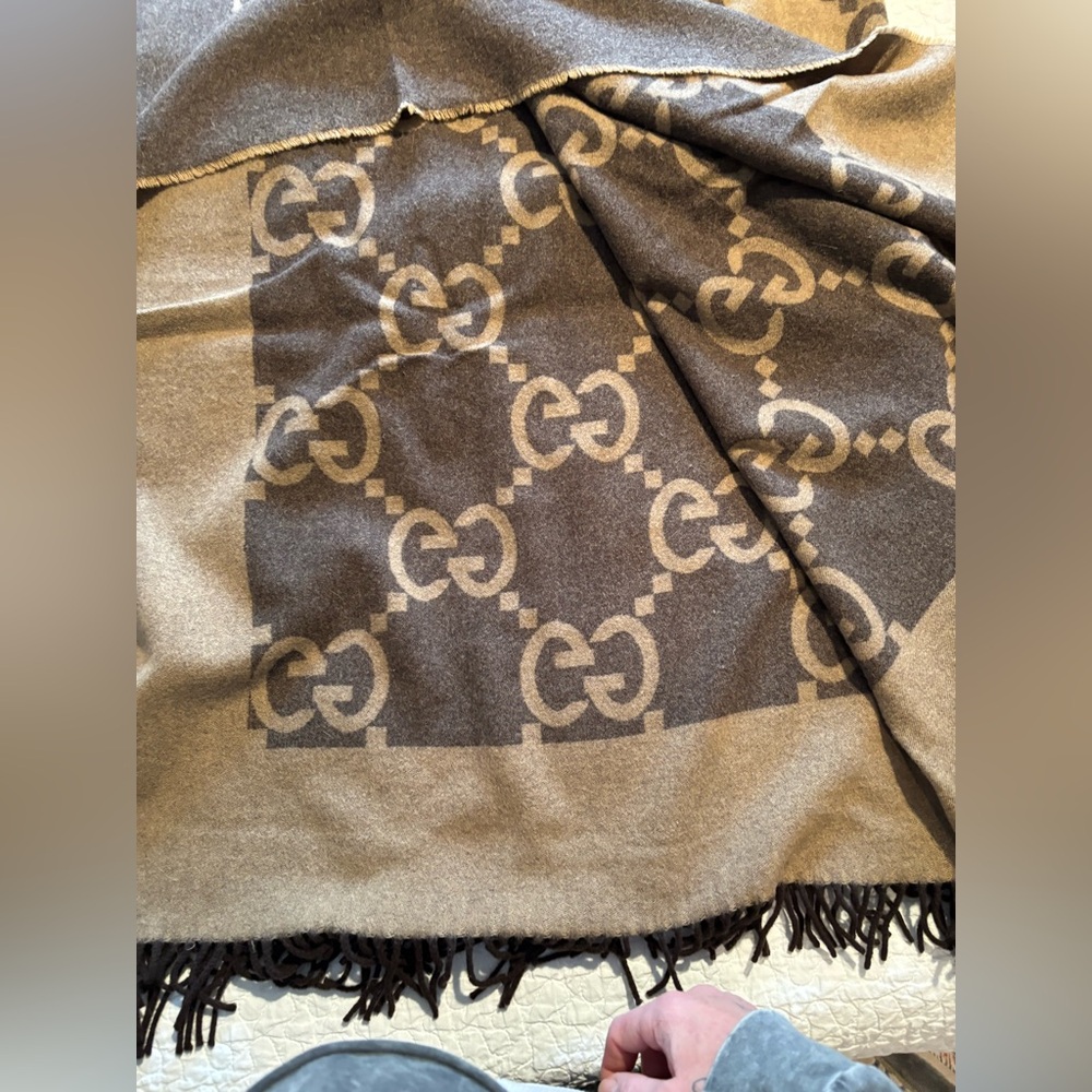 GUCCI Two Tone Wool Throw Blanket - Picture 9 of 12